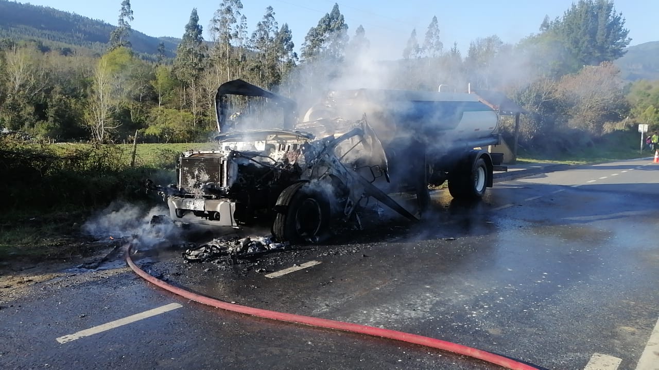 Reportan quema de camión en la ruta que une Cañete con Cayucupil