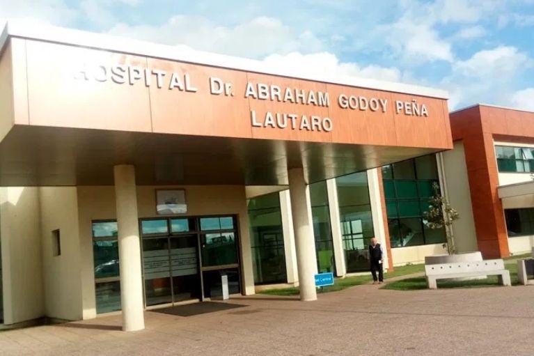 Cámara registró a mujer dando a luz en pasillo del Hospital de Lautaro